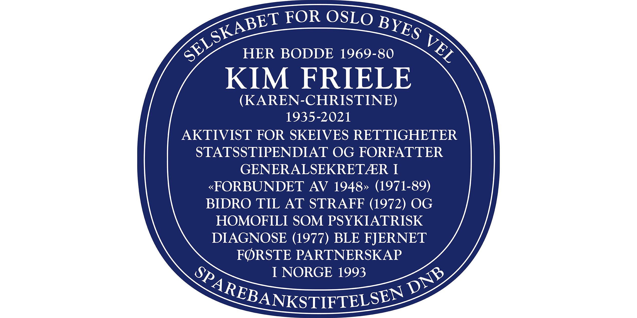 Blått skilt for Kim Friele henger i Haakon Tveters vei 12. Skiltet er ett av 12 skilt som ble hengt opp i forbindelse med Oslo Byes Vels Kvinneskilt-kampanj i anledning Kvinnedagen 2022.