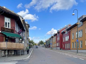 Strømsveien 39-41 til høyre. Vålerenga vertshus til venstre