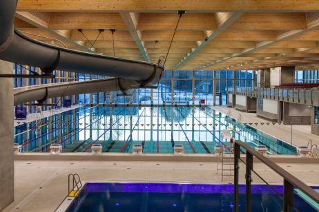 Nye Tøyenbadet, 2025. Innvendig. To bassenger og vannsklie