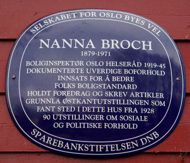 Blått skilt for Nanna Broch