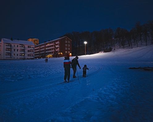 Skispor på Ola Narr og tre personer går på ski