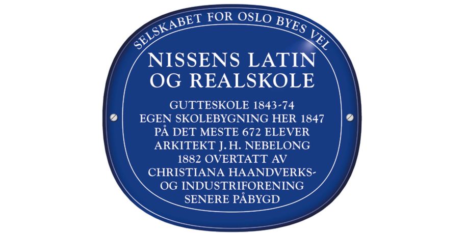 Blått skilt for Nissens Latin-og realskole satt opp av Selskabet for Oslo Byes Vel
