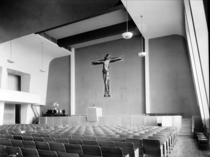 Interiør Storsalen 1935 med det store fotografiet av et middelalder-krusifiks på fondveggen